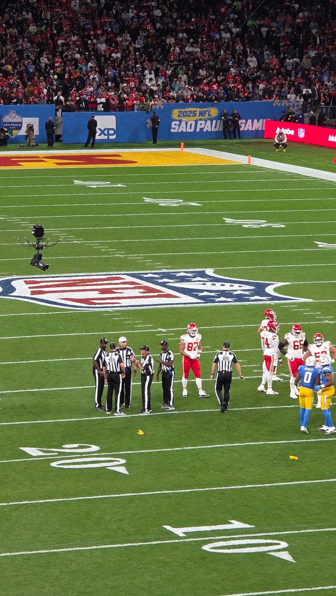 Yago_SA1's tweet photo. A conference of zebras
And Kelce
#SaoPauloGame 
#NFL https://t.co/1GCd4sHld4