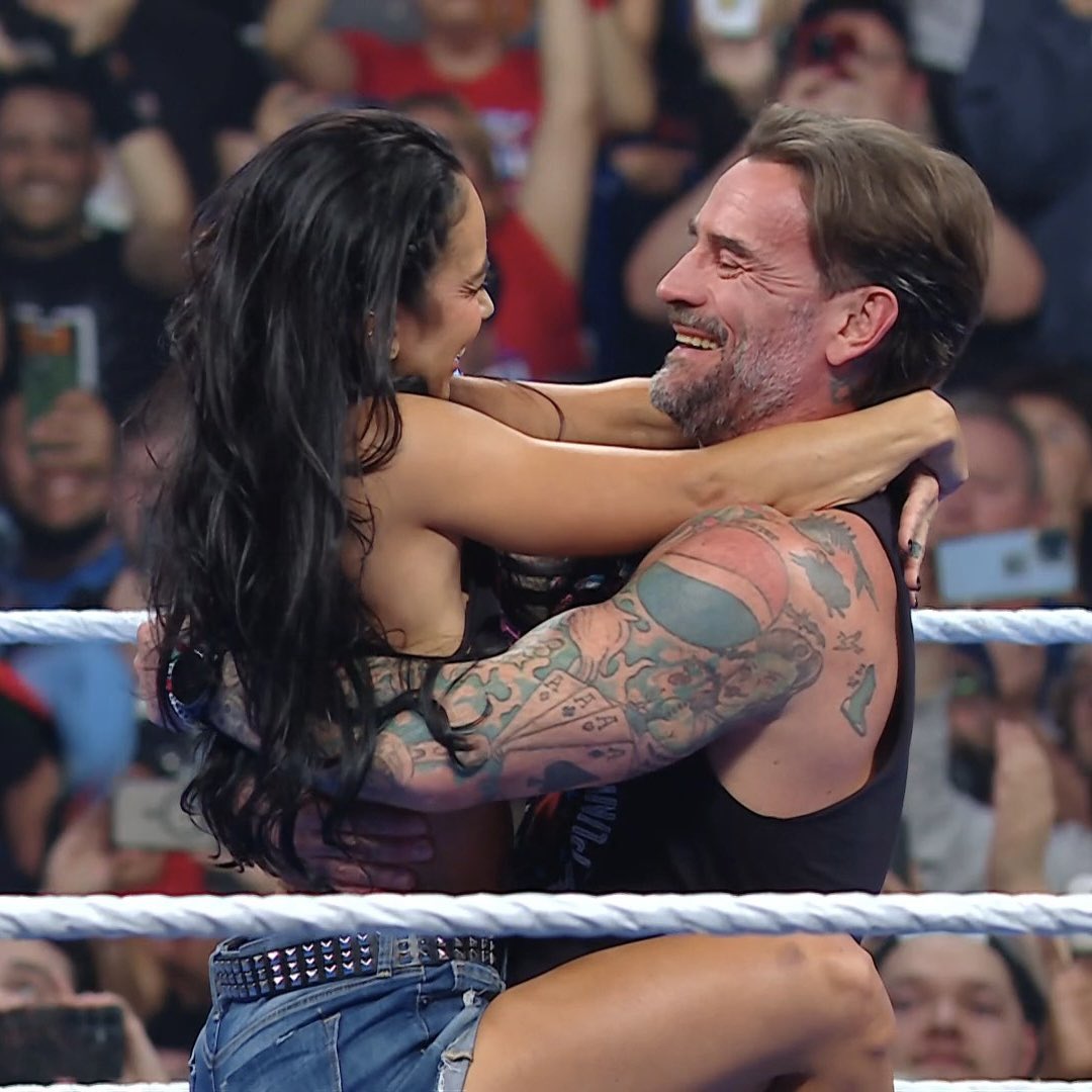 RCal1021's tweet photo. I’m sorry but og’s of wrestling will understand how wholesome this truly is🥺 #AJLee #ajleereturn #AJLeeDay #CMPunk #cmpunkday #chicago #viral #wrestling #WrestlingFan #HOMETOWN #WWE #wwesmackdown https://t.co/xDbfDYVfUL