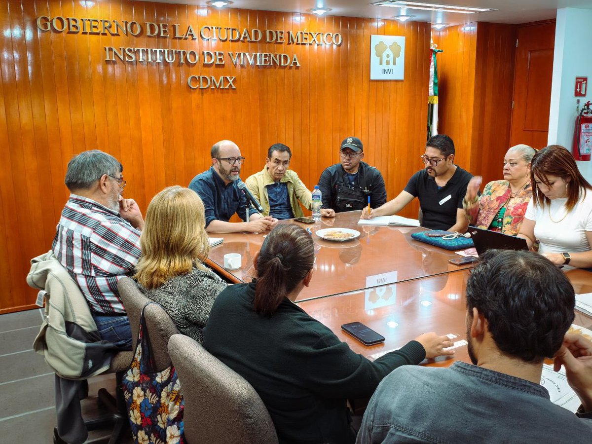 Hoy en la Secretaría de <a href="/Vivienda_CDMX/">Secretaría de Vivienda de la Ciudad de México</a>, con el subsecretario <a href="/JuanJoseGarciaO/">JuanJoséGarcíaOchoa</a> nos reunimos con vecinas y vecinos recientemente desalojados del edificio ubicado en la calle República de Cuba 11 en el Centro Histórico. Ratificamos el apoyo incondicional por parte del <a href="/GobCDMX/">Gobierno de la Ciudad de México</a> para