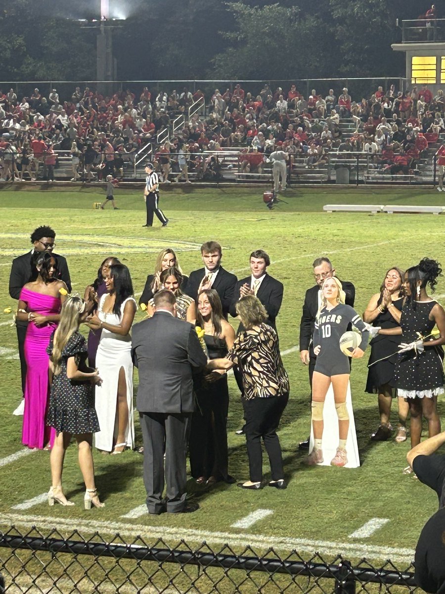 chstigers23's tweet photo. Introducing your new 2025 Homecoming Queen Lily Sears! 👑🥎 https://t.co/eTtEkWLQTG