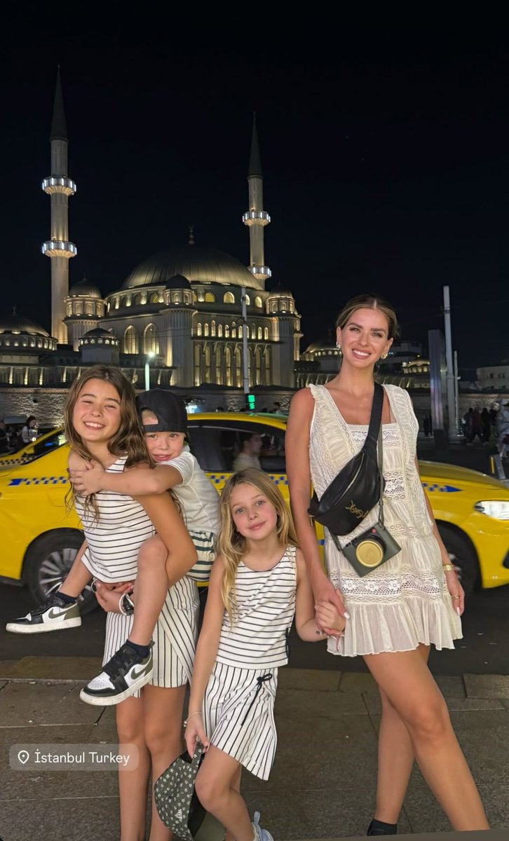 A La China la policia no le tuvo que sacar a sus hijos por la fuerza, un defensor de menores no dijo que ella los manipula y les genera culpa y angustia, ella no fingió un desmayo, no les prohibe ver a sus padres y hablar con ellos, les duele saber que la mala madre NO es ella 😘