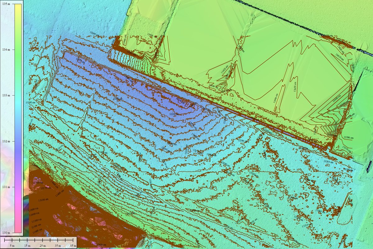 usa_hakase's tweet image. 冠水した富士山静岡空港のP5駐車場の精密地形図。北側の最低標高が131.9m、南側の最高標高が133.1m（等高線間隔は10cm）。水の流れは北側に向かう設計。最低部の排水設備に問題があったとみられる。静岡県点群を使用して作図。写真はGoogleMap