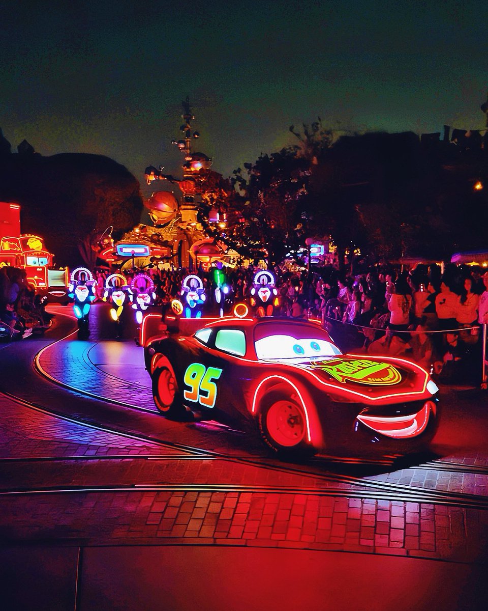 Disn3yDude's tweet image. Of course I'm celebrating Lightning McQueen Day (9/5) KACHOW! ⚡ Photos with my favorite racecar are from my trip to Disneyland last month. 🚘 #LightningMcQueen #kachow