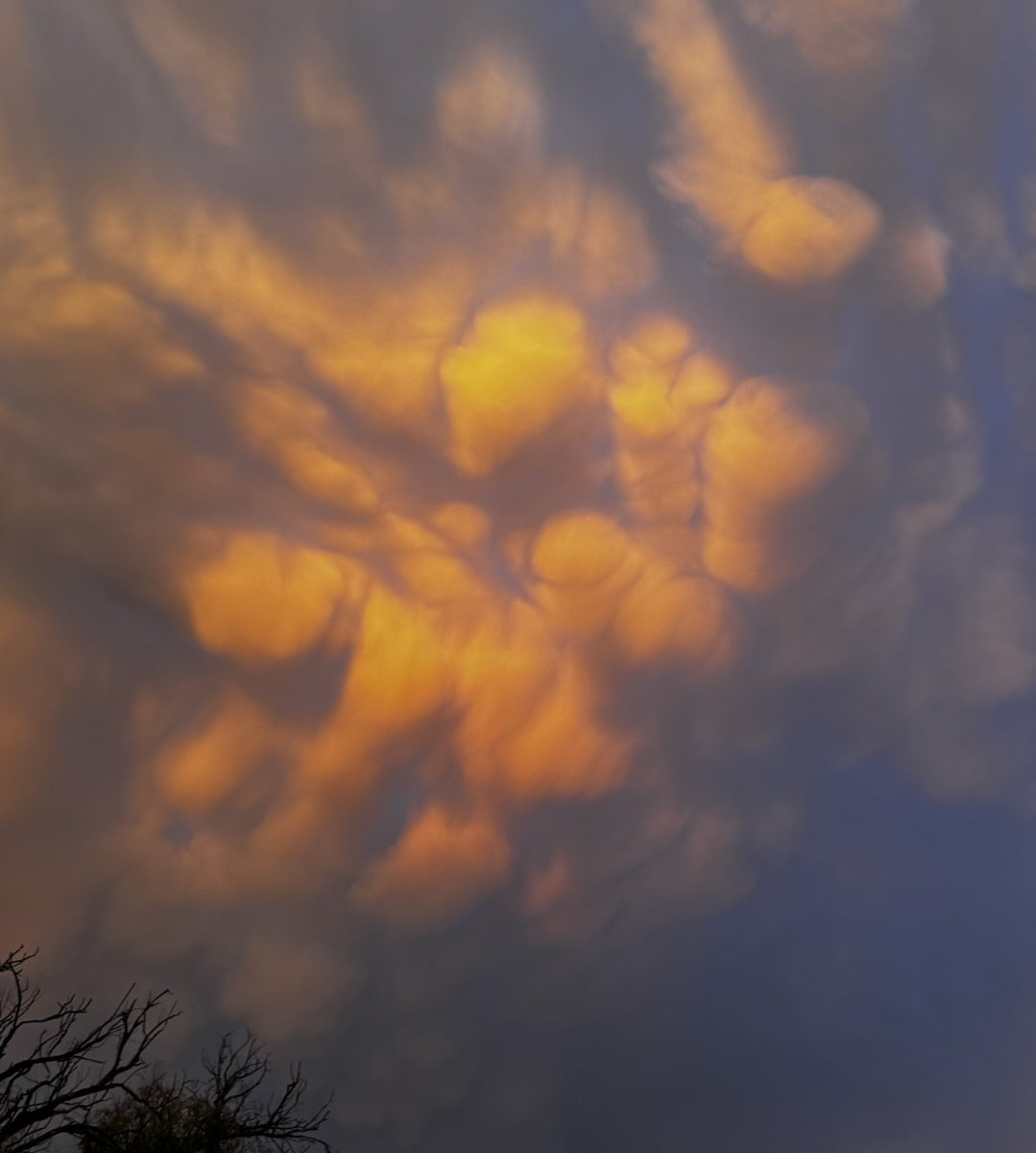amanda______'s tweet photo. Spooky skies tonight https://t.co/mWkjtXBaOV