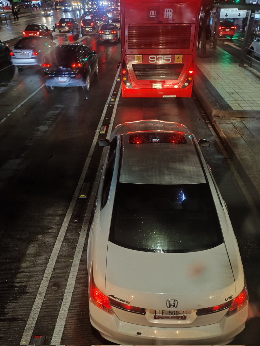 Hctor55619592's tweet photo. @MetrobusCDMX Y aquí si aplica sanción o multa?? https://t.co/p2InvDlodK