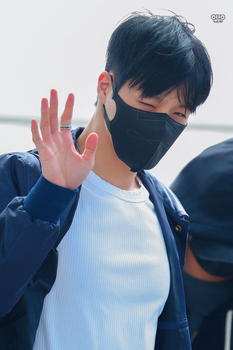 jenmong23's tweet photo. jeno got a haircut and changed his hair color to dark blue-black?? ☺️ https://t.co/ygRbWJ3aTF