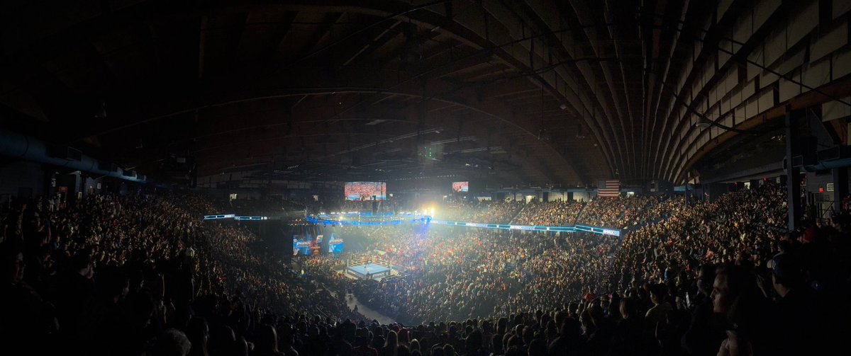 AWESOME SHOW. CANT BELIEVE I WAS THERE #SmackDown