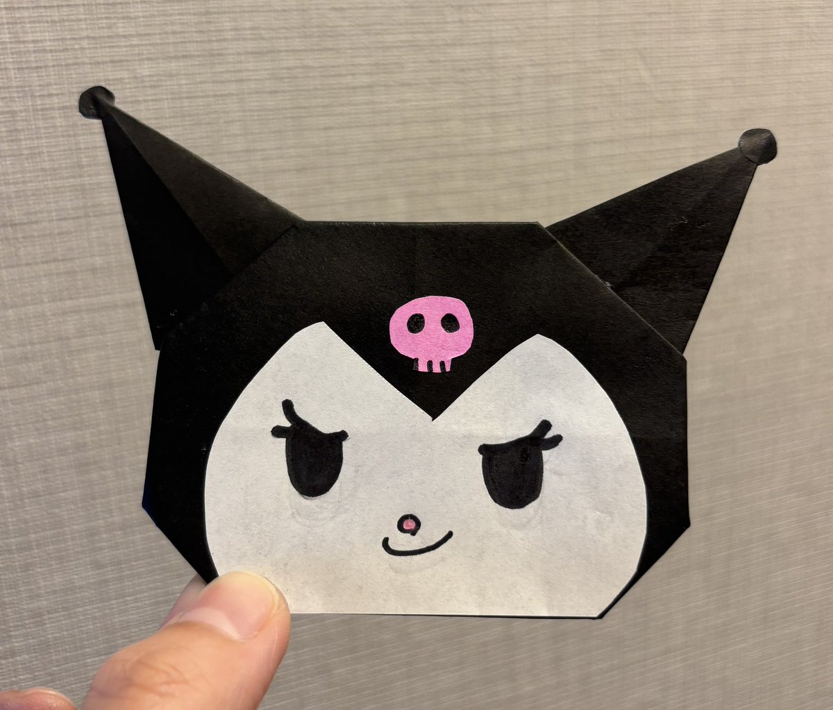娘のリクエストで折り紙。
クロミちゃん☠️🎀

絵が下手だから目の下書きを何度も書き直し😂
