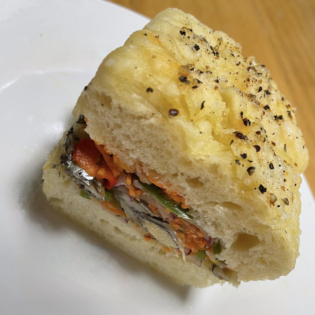 夜のうちに仕込んでおけば朝起きて授乳してる間に美味しいパンが焼けます🍞
中に挟む具はししゃものマリネです🧅🫑🥕🐟
マリネを作る時液体のお酢ではなくすしのこなどの粉末すし酢を使うとサンドイッチの具にする時パンがベシャベシャになりにくいですよ🥪