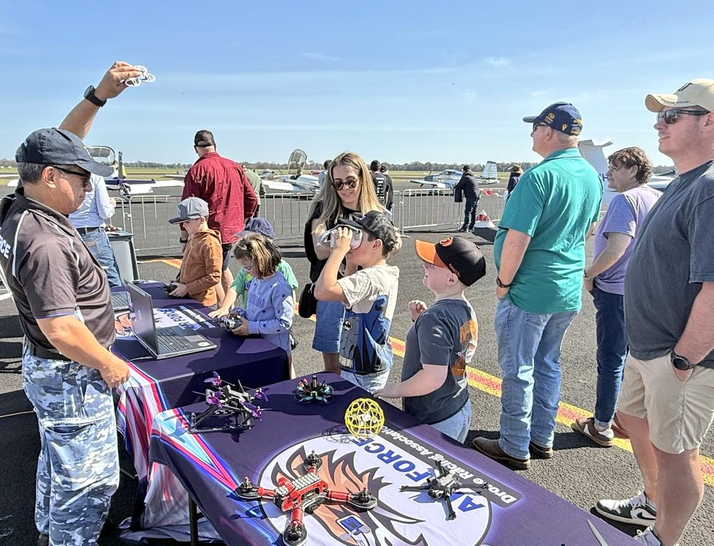 AUADRT's tweet photo. Thanks #TemoraYouthAviation Day at #Temora! We've had fun displaying #DroneRacing on our sims, in the whoop cage and zooming with you all!
#SendIt!
@ChiefAusArmy @DGFLW_AusArmy @SEAC_ADF https://t.co/CyHoQ5irWY