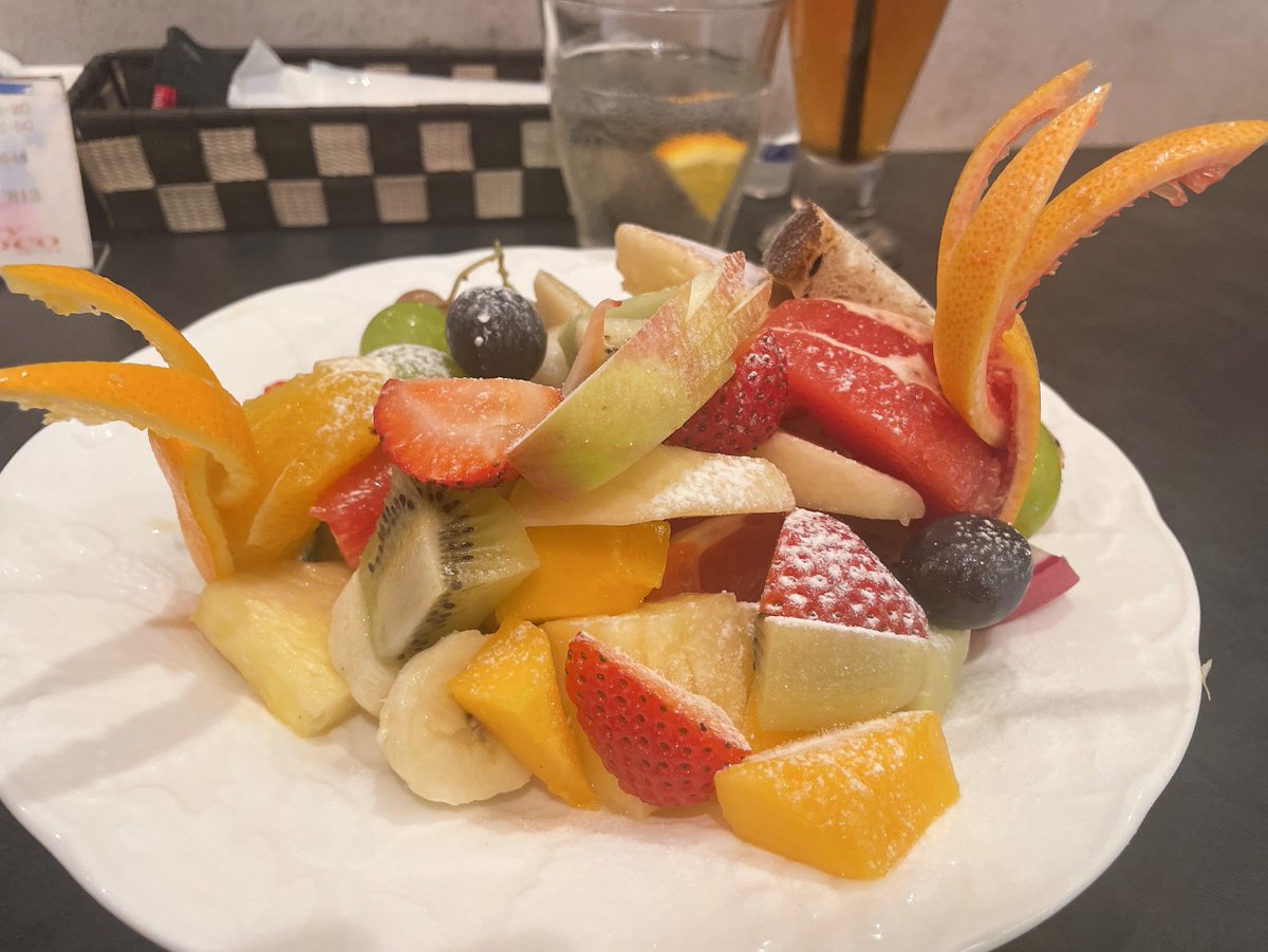 フルーツパンケーキがフルーツ盛り盛りで美味しかった🍇🥞