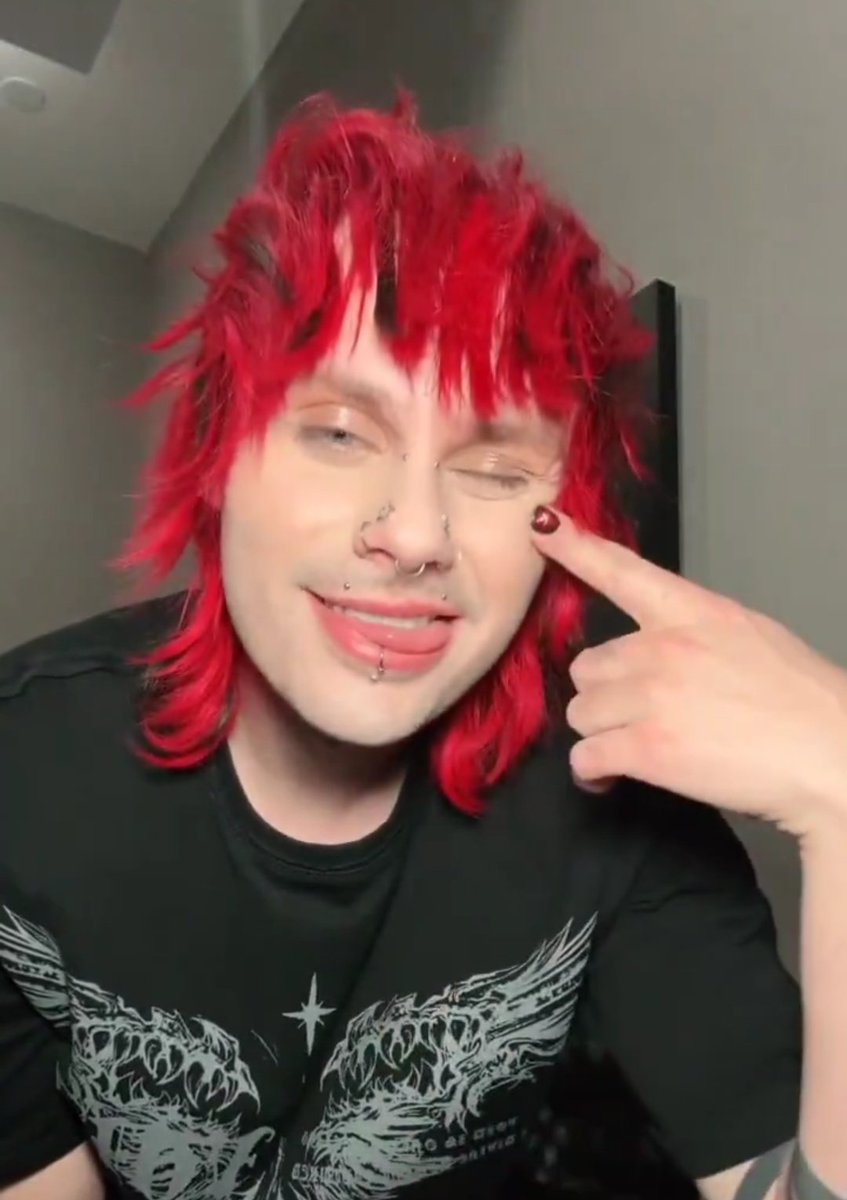 5SOSBrasilFam's tweet image. RED. HAIR. MICHAEL. CLIFFORD.