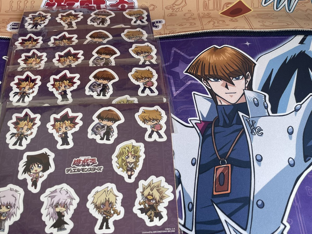 🇨🇳限定ygｫグッズ
中国語も読めない・物流用語も知らない奴が個人輸入しました🥹

形的にてっきり0CG用のプレマだと思ってたのだけどデスクマットだったようでとんでもなくでかいマットが届いた
まんじゅうサイズと思っていた瀬◦人くんの顔面ぬいもハンドボールくらい
特典入ってたの今気づいた