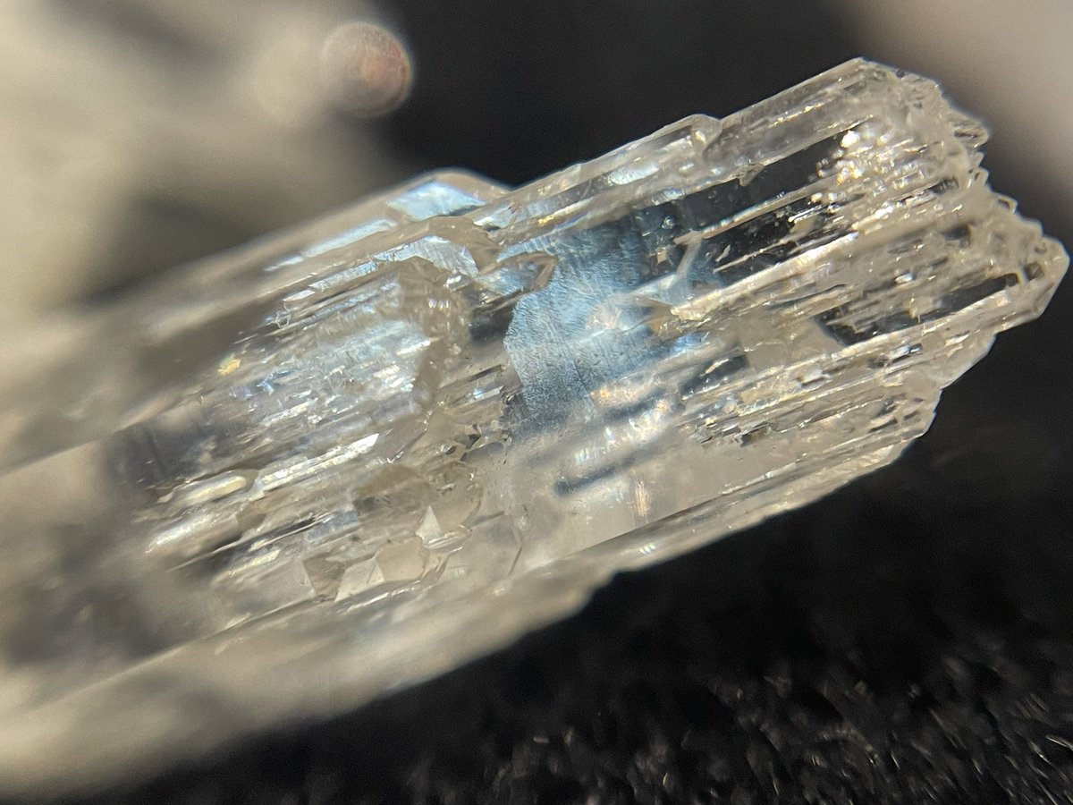 その特徴的な見た目と成長の仕方から「ソリューションクォーツ」と呼ばれるアーカンソー州ジェフリー採石場の水晶です。
ダブルターミネーションの群晶で先端が剣山のような形状をしており、特徴をよく捉えた標本です。

⚠️最終日9月21日(日)からの販売となります。