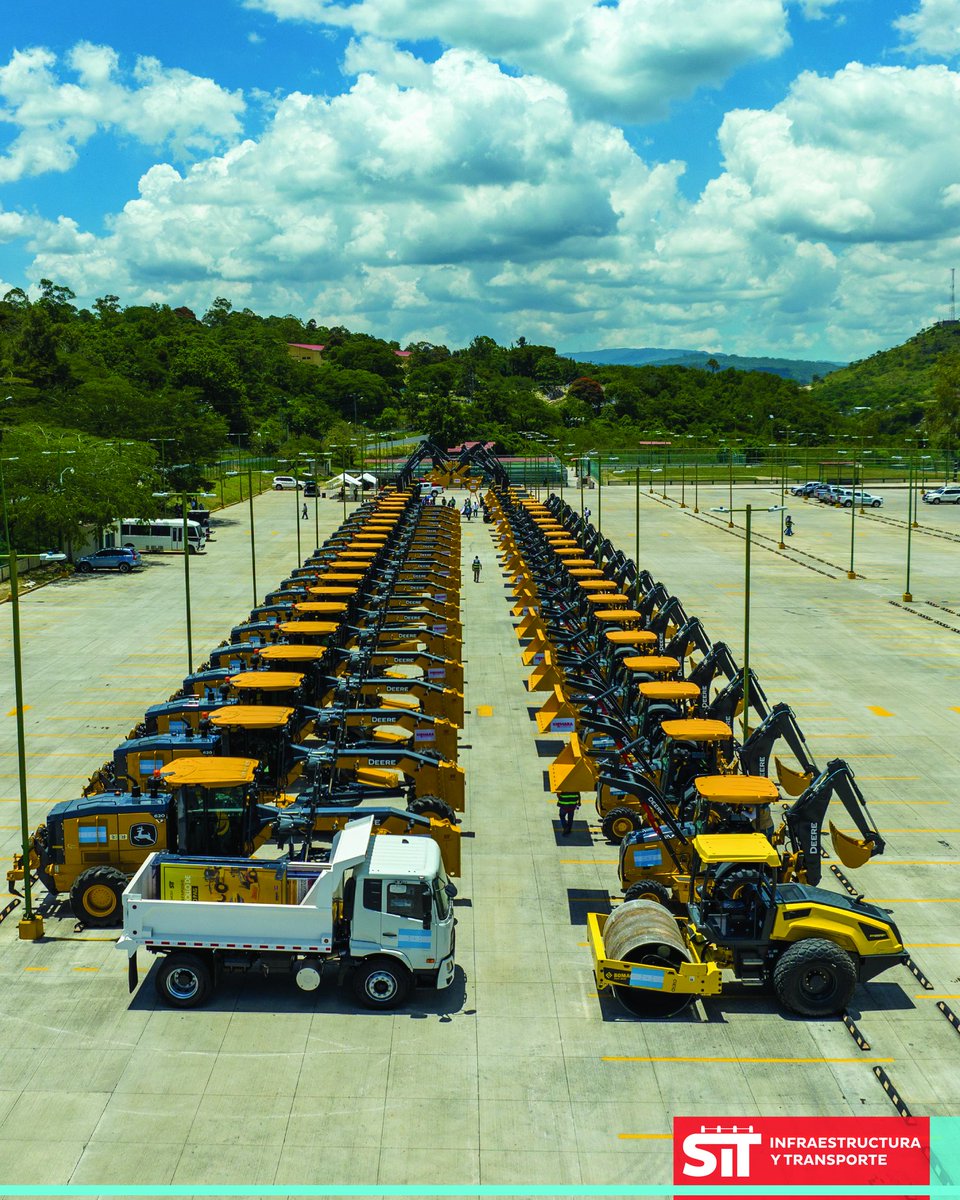 Entrega de maquinaría pesada. 😎✌️

Oficialmente el Programa Nacional Carreteras Democráticas Xiomara Castro una iniciativa histórica destinada a rehabilitar y mejorar la red vial no pavimentada y atender emergencias viales en los 18 departamentos del pais.