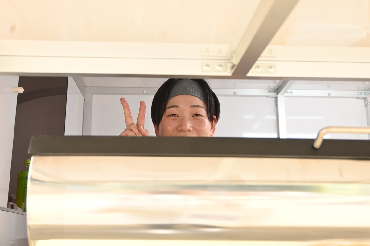 sanspo_keirin's tweet image. 増茂るるこ選手が立川競輪場でベビーカステラを販売

６日に開幕した #立川競輪 で、ガールズ１期生の地元・ #増茂るるこ 選手が #ベビーカステラ をキッチンカーにて販売中。増茂選手が作るベビーカステラは甘くてふわふわで絶品です！焼きたてはもちろん冷めてもおいしくて何個でもいけちゃいます。