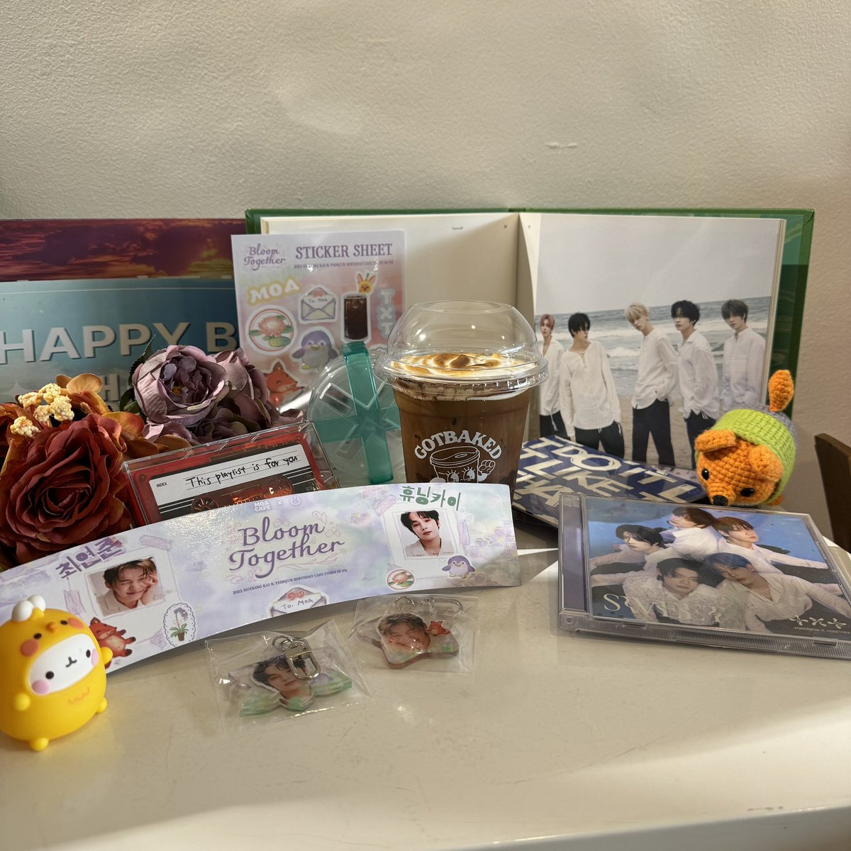 here with <a href="/sunflourbyces/">𝗦𝘂𝗻𝗳𝗹✿𝘂𝗿 🐰🌻</a> and look at our txt altar 🤣💕