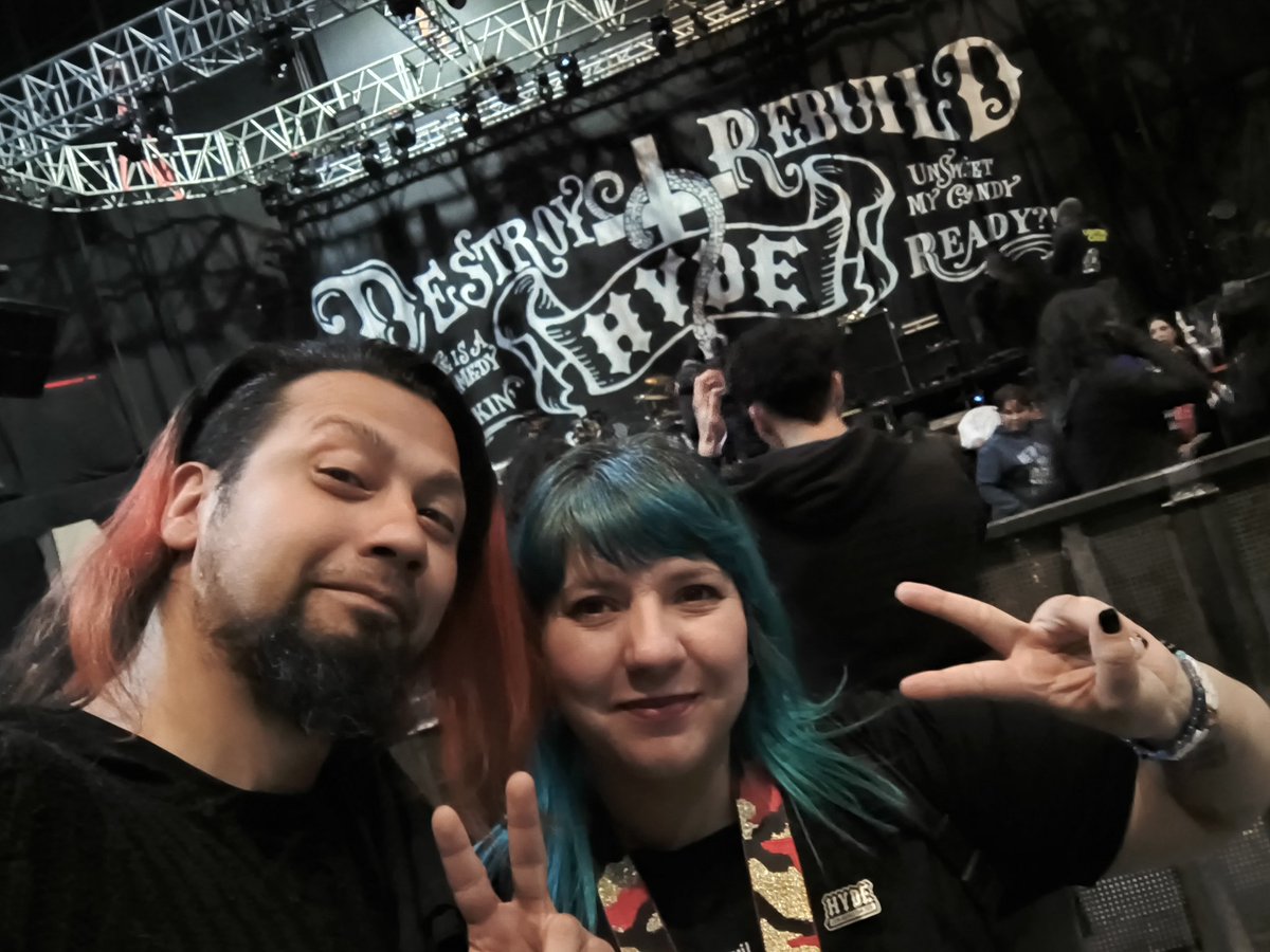BladeZeta's tweet photo. @HydeOfficial_ 単純に壮大で、爆発的で、感動的なショーでした。おそらく今年一番の強烈なライブです。観客は幸せで狂ったように盛り上がり、HYDEと彼のバンドもとても幸せそうでした。どうかまたすぐに戻ってきてください。チリで楽しむHYDEをもっと見たいです！

#hydeChile
@BladeZeta @itakoSA 🫶🇨🇱🤘 https://t.co/2D5Q7wb2pe