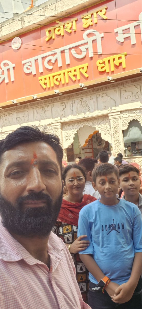 NaveenMongaADR's tweet photo. "यहाँ आकर शब्द खुद-ब-खुद मौन हो जाते हैं, और दिल बातें करने लगता है।" मेरा और मेरे बाबा सालासर बालाजी-खाटू श्याम जी का रिश्ता भी कुछ ऐसा ही है। हर महीने बस हाजिरी लगाने आता हूँ और दिल को एक अनकहा सुकून मिल जाता है। मेरे बाबा, मेरी दुनिया 💖
#MyRefuge #Peace #Surrender #SalasarBalaji #KhatuShyam ❤️
@KANHIYAMITTAL30
@SalasarOfficial @JodhaPujari @Manvendra_Khatu @SKhatudham @pujari_anup