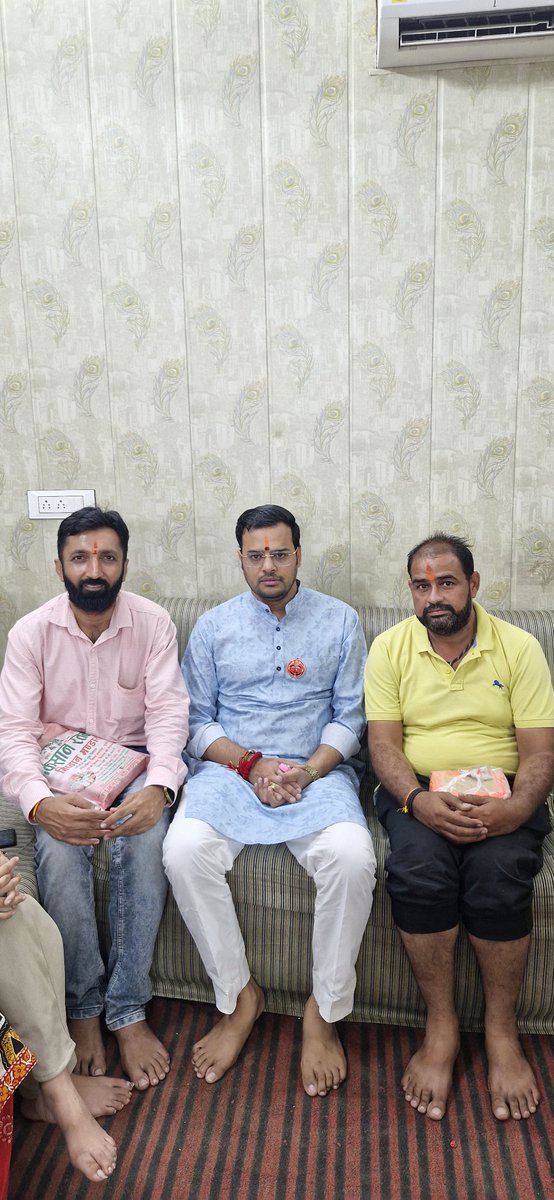 NaveenMongaADR's tweet photo. "यहाँ आकर शब्द खुद-ब-खुद मौन हो जाते हैं, और दिल बातें करने लगता है।" मेरा और मेरे बाबा सालासर बालाजी-खाटू श्याम जी का रिश्ता भी कुछ ऐसा ही है। हर महीने बस हाजिरी लगाने आता हूँ और दिल को एक अनकहा सुकून मिल जाता है। मेरे बाबा, मेरी दुनिया 💖
#MyRefuge #Peace #Surrender #SalasarBalaji #KhatuShyam ❤️
@KANHIYAMITTAL30
@SalasarOfficial @JodhaPujari @Manvendra_Khatu @SKhatudham @pujari_anup