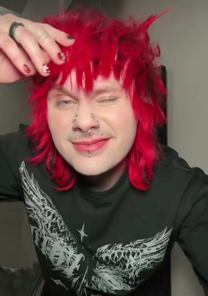 acervmgc's tweet image. red hair 2025 version