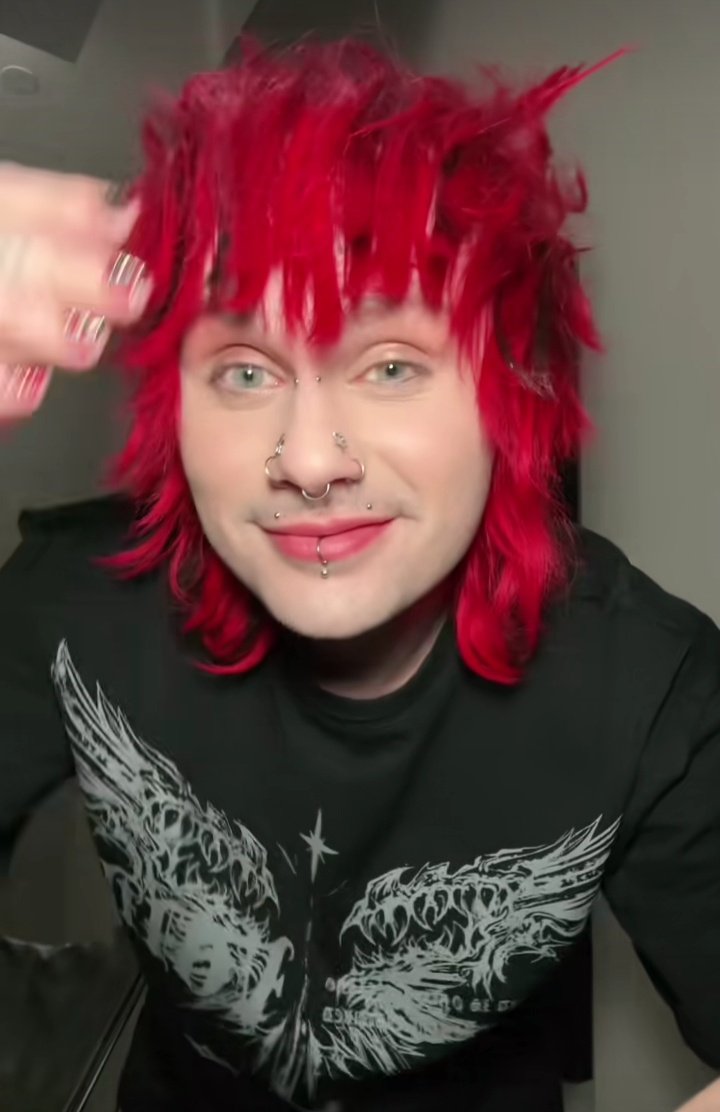 acervmgc's tweet image. red hair 2025 version