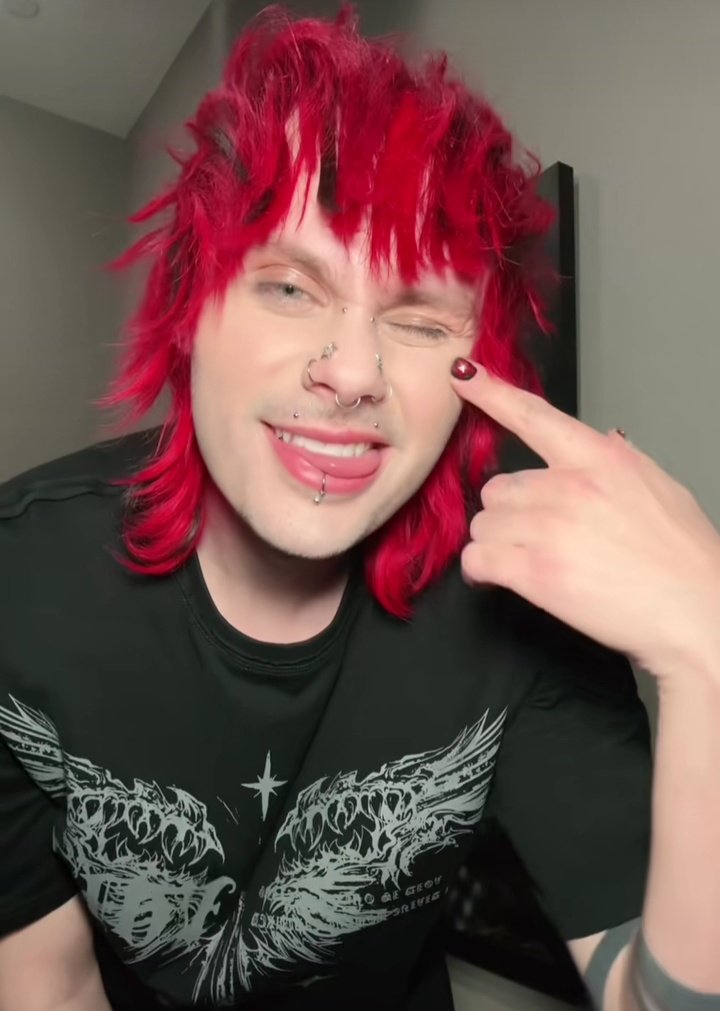 acervmgc's tweet image. red hair 2025 version