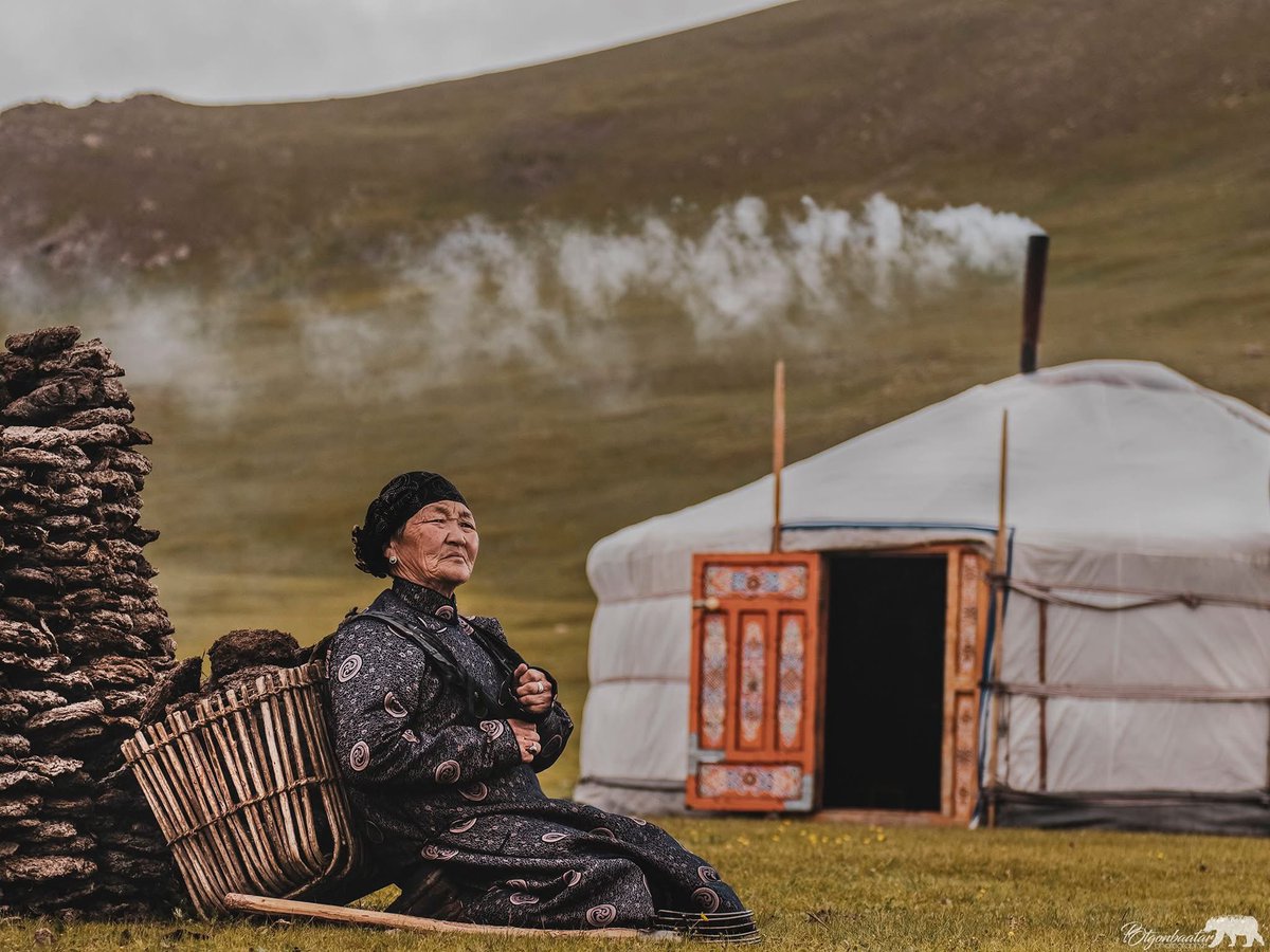 Хөдөө намар эзгүй. Хүүхдүүд сургуульдаа, шувууд халуун дулаандаа буцна. Тоонолжин хамхуул  салхинд туугдан одоод тал минь тэгээд хээгүй болно....