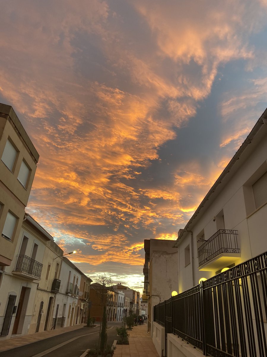 not related to findom, but look how pretty the sky was today 🥺