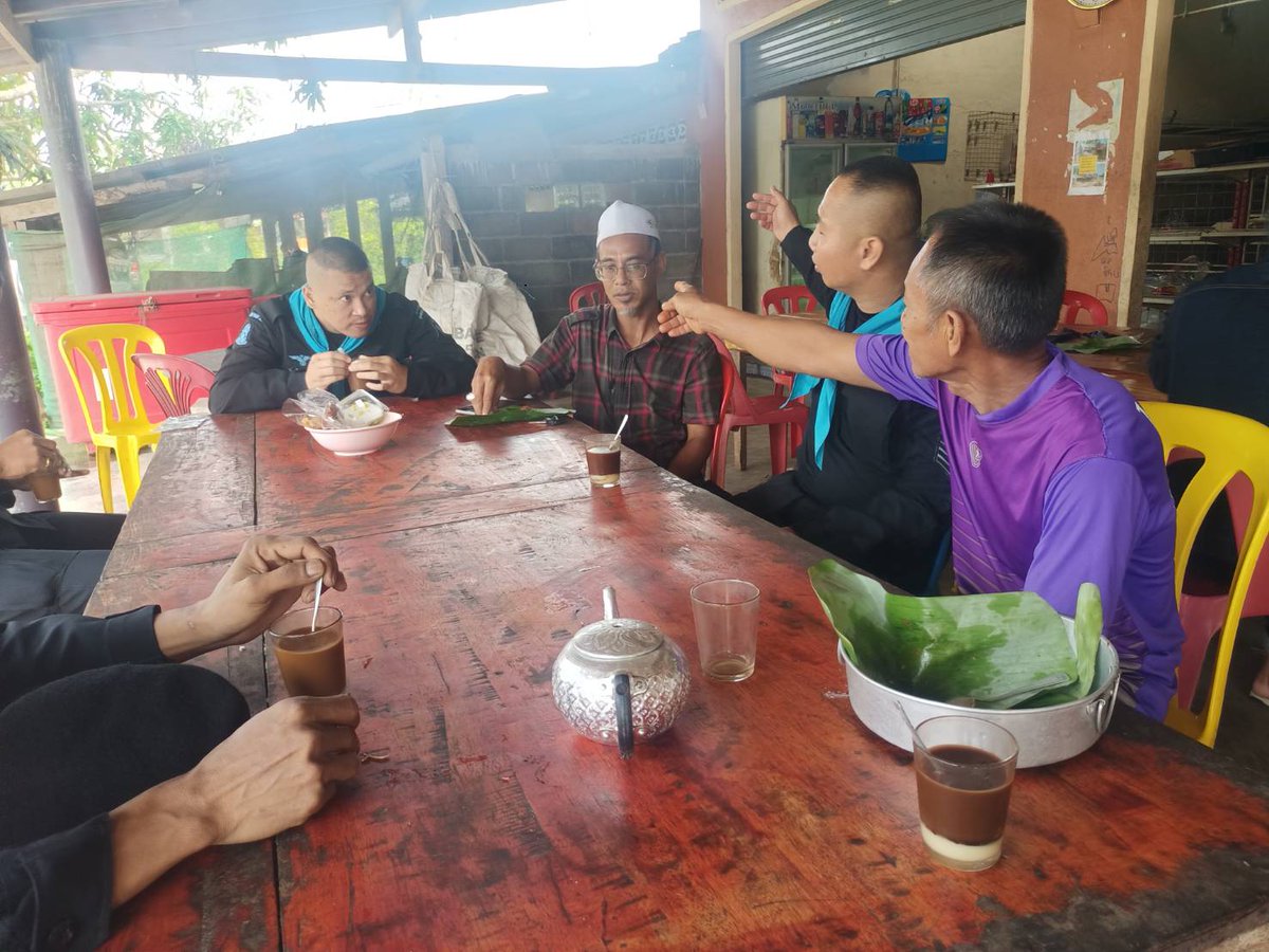 📷  ร้อย.ทพ.2204 ร่วมจิบน้ำชายามเช้ากับพี่น้องประชาชนในพื้นที่ ณ ร้านน้ำชา ม.2 ต.เมาะมาวี อ.ยะรัง จว.ป.น. เพื่อพูดคุยหารือแลกเปลี่ยนข่าวสารในพื้นที่ เสริมสร้างความเข้าใจในประเด็นต่างๆ ทั้งการพัฒนา และการแก้ปัญหาภายในชุมชน สร้างความสัมพันธ์อันดี