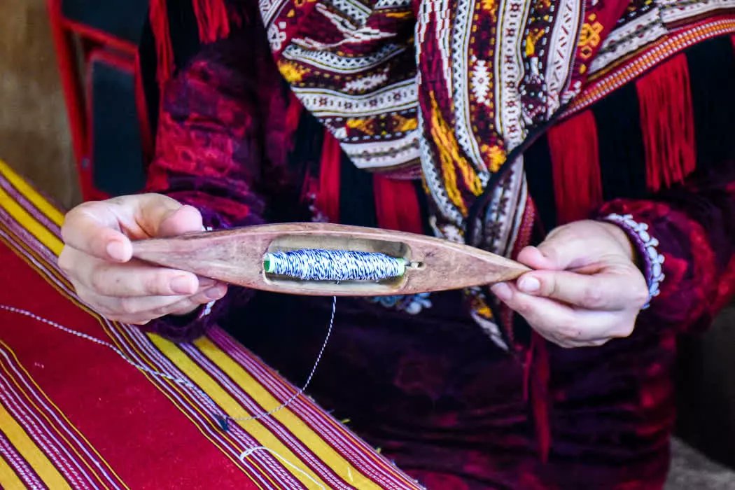 ابریشم‌بافی به عنوان یکی از شاخص‌ترین هنرهای سنتی شهرستان رازوجرگلان با نقش‌ها و طرح‌های منحصر به فردش جلوه‌ای از ذوق، صبر و اصالت مردمان ترکمن را به نمایش می‌گذارد. گزارش تصویری پیش‌رو روایتگر زیبایی‌های این هنر ماندگار است

#خراسان_شمالی
#ابریشم_بافی_راز_جرگلان