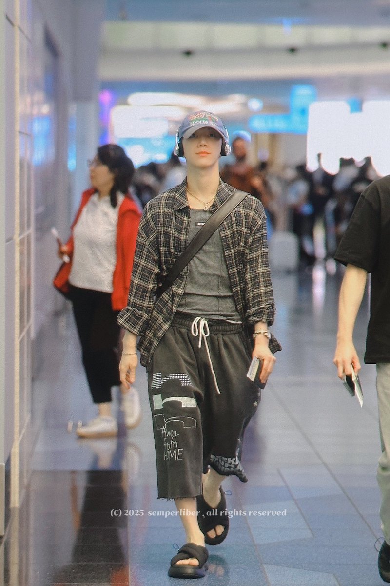 ชื่นใจได้เห็นหน้าแระๆๆ แต่งตัวน่าย๊ากกก ลายสก็อตจะอยู่ในใจเฮียซำเหมอๆๆ🤣  หมดคอนรอบนี้แล้ว เดินทางกลับไปเติมแมวล์ที่เกาหลี พรุ่งนี้มีคอลไซน์😌 เดินทางปลอดภัยนะคับๆๆ🐱✈️🇰🇷