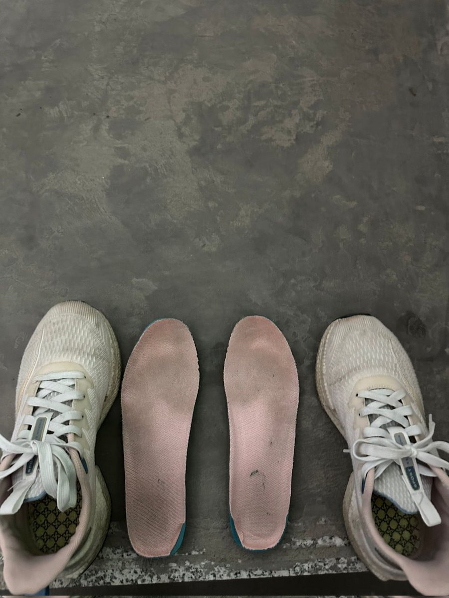 扫楼发现女高中生鞋子，看鞋垫，已经穿的十分脏，痕迹直接拉满，直接闻着左边射右边 #Footfetish #Feet #Stockings #Heels #Cumonshoes #Kink #Fetish #丝袜 #高跟鞋 #恋足 #原味 #玩鞋 #恋物