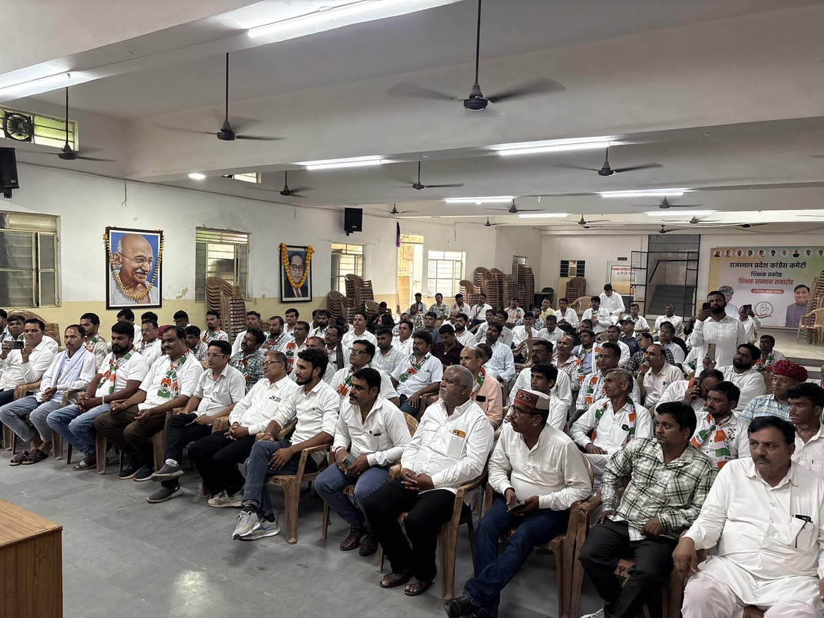 आज प्रदेश कांग्रेस कार्यालय, जयपुर में आदरणीय प्रदेश अध्यक्ष श्री गोविंद सिंह जी डोटासरा से बड़ीसादड़ी विधानसभा क्षेत्र के जनप्रतिनिधियों एवं सम्माननीय कार्यकर्ताओं के साथ मुलाक़ात कर सार्थक संगठनात्मक चर्चा की।
<a href="/GovindDotasra/">Govind Singh Dotasra</a>