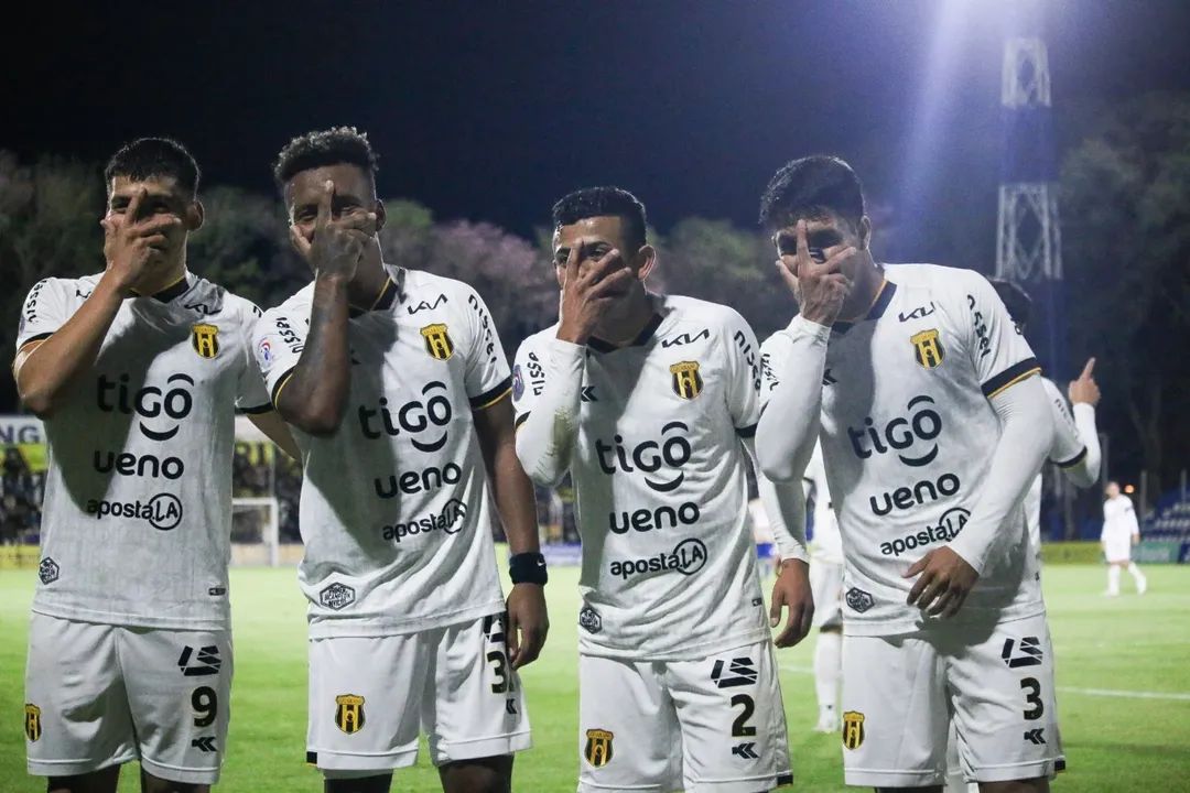 golazotropical1's tweet image. No hizo 4, pero del 0-2 remontó 3-2  y sigue solitario líder 
Final 
#Luqueño 2 
9m. @marceperezm19 de penal 
33m. #fernandobenitez 
#Guaraní 3 
ST 5m. #IvánRamírez 
ST 21m. @alexmaidana10_
ST 25m. #jhonjairosanchez 
#ClausuraAPF2025 
#Cacique único puntero 
@ClubVeteranos
#CVP🇳🇱