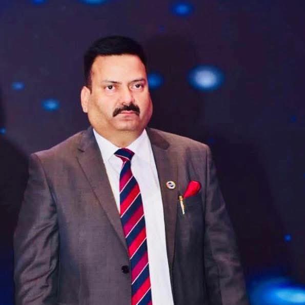 जिस दिन लिखोगे वसीयत अपनी , तभी जान पाओगे 
तुम्हारी अपनी ही मिल्कियत में तुम्हारा कोई हिस्सा नहीं । 

बस यूँ ही