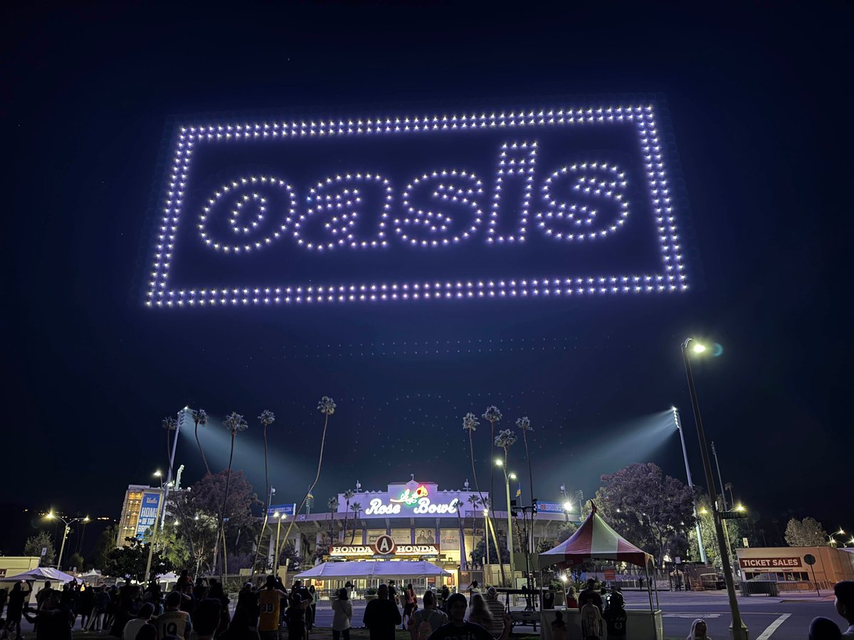 TheScenestar's tweet photo. Tonight over the Rose Bowl in Pasadena. A special drone show!

See you tomorrow at Oasis! 🇬🇧🤘

#OasisLive25 https://t.co/g1v5MzEYd1