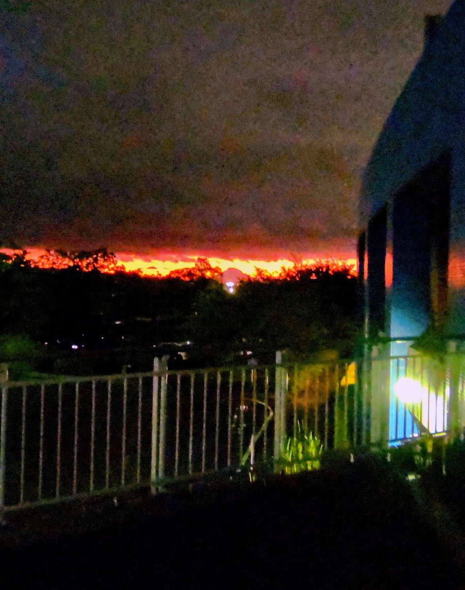 昨日は激しい雨。 
夕刻には穏やかな天候となり、大きな水たまりのある地面と、厚い雲間から差し込む夕陽が、遠くに富士の影を美しく魅せてくれました。
本日は台風一過、いつもどおり暑い夏の日です。
ですが油断は禁物、日頃の備えは大切です。
皆さま、どうぞご安全に。