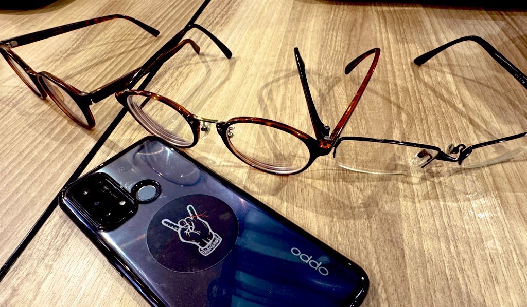 どれが誰のメガネでしょー？

清水PAで和小物屋さんで3人ウキウキキャッキャして、ネギトロ丼を食すなう

待ってろ東京、今行く🤘

Vo. ぺぇ