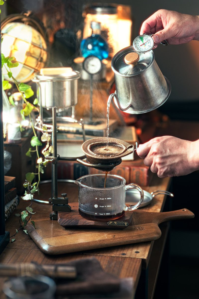 一杯のコーヒーを飲んで午後も頑張る