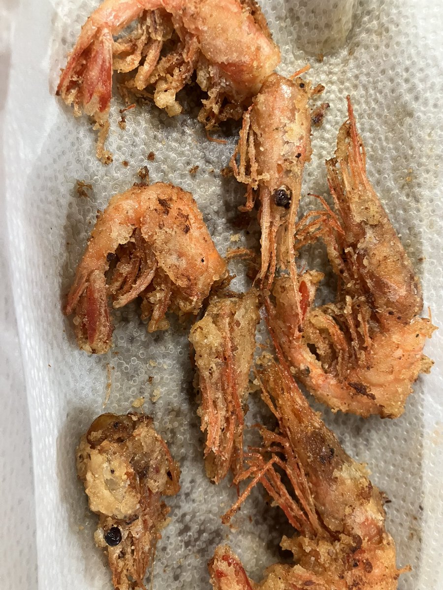 親が甘エビ買ってきてくれたんで、唐揚げにして食べました！めっちゃサクサクで美味しかった！