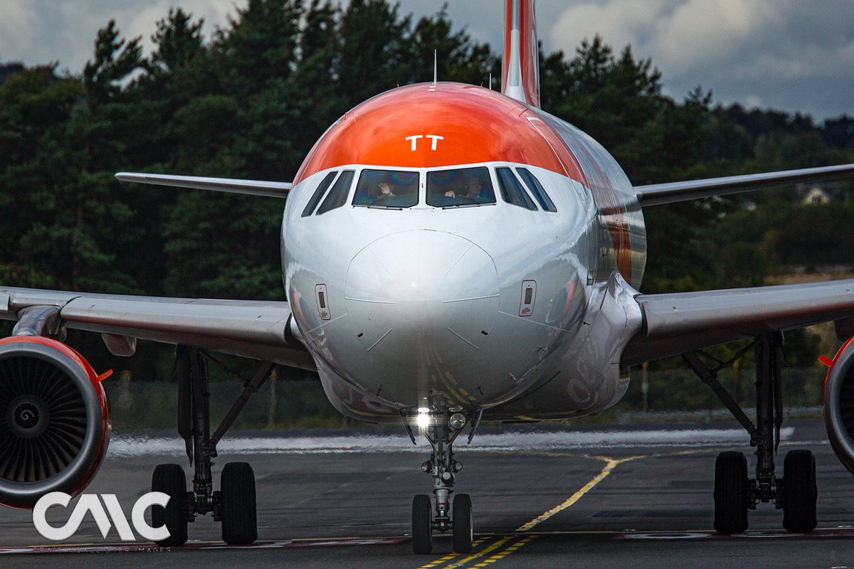 Friendly Flightdeck on the <a href="/easyJet/">easyJet</a> <a href="/Airbus/">Airbus</a> A320 landing #edinburghairport on the 4/5/25. Always great to get a wave. #aviationphotography <a href="/easyJetholidays/">easyJet holidays</a> <a href="/JetPhotos/">JetPhotos</a> #photography #easyjeta320 #airbus