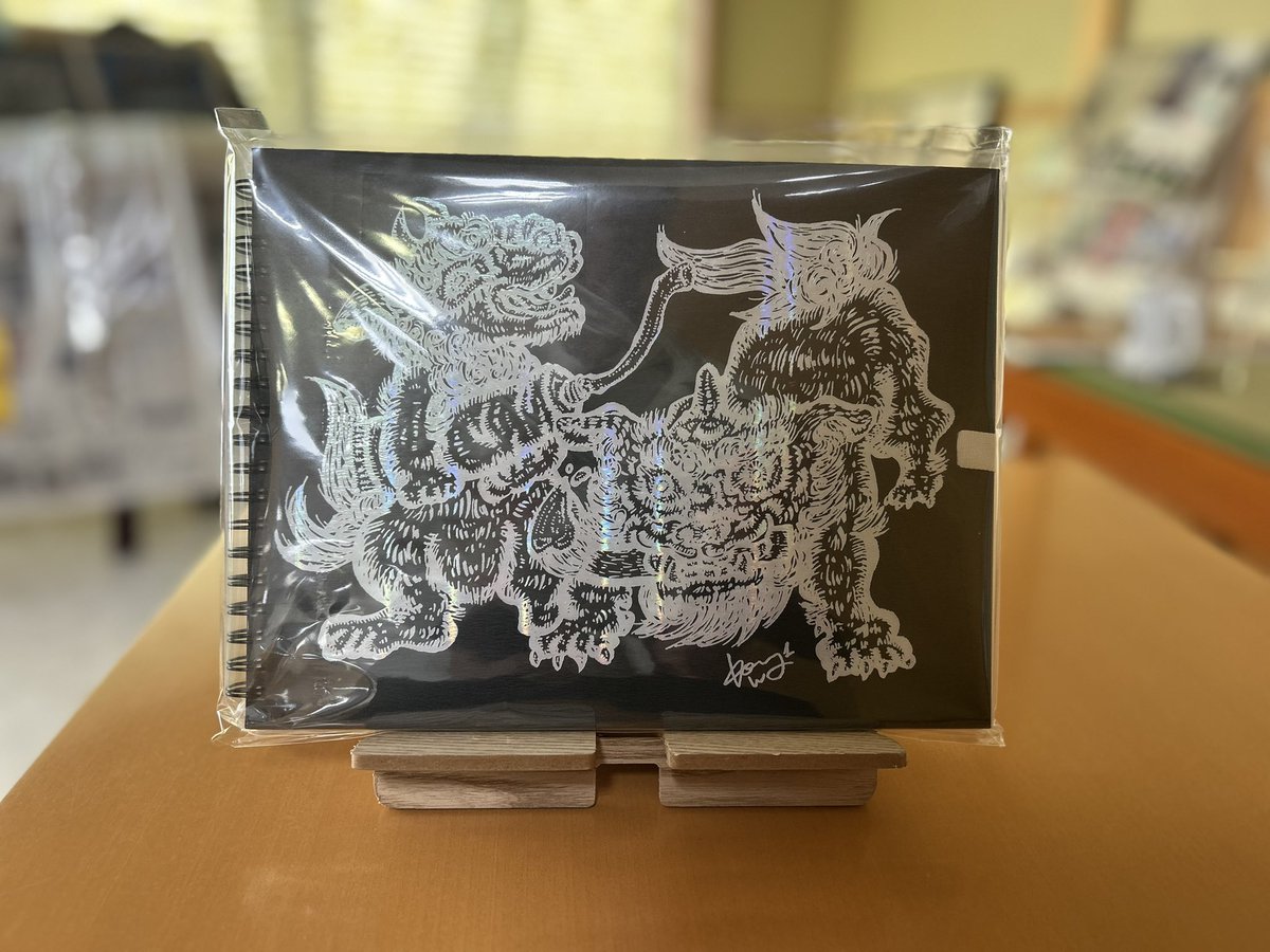 小松美羽さん スケッチブック 入荷しました！
表紙は新作描き下ろしのイラストが箔押しされています。F2サイズ 紙厚270g/㎡ 18枚(W&amp;N コットマン水彩紙細目) 。水彩、アクリル、鉛筆、色鉛筆、まーかー、ペン、カラーインク等に適しています。
