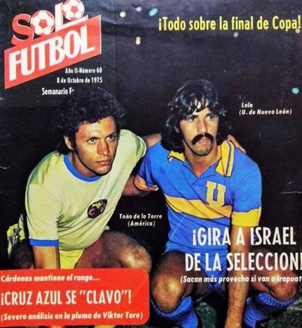 Toño de la Torre ( América) y Raymundo Correa (Tigres) para la foto, antes de arrancar la final del torneo de copa 1975 -76 donde el cuadro de la UANL dio la sorpresa en su segunda temporada en primera división y se alzó con el título.