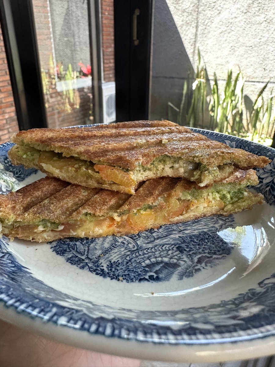 YarraRai's tweet image. Fresh basil and coriander, picked straight from the garden. Turning these bad boy ingredients into my favourite dish… sooo delisssshhh! 😍🌿 #simplelife