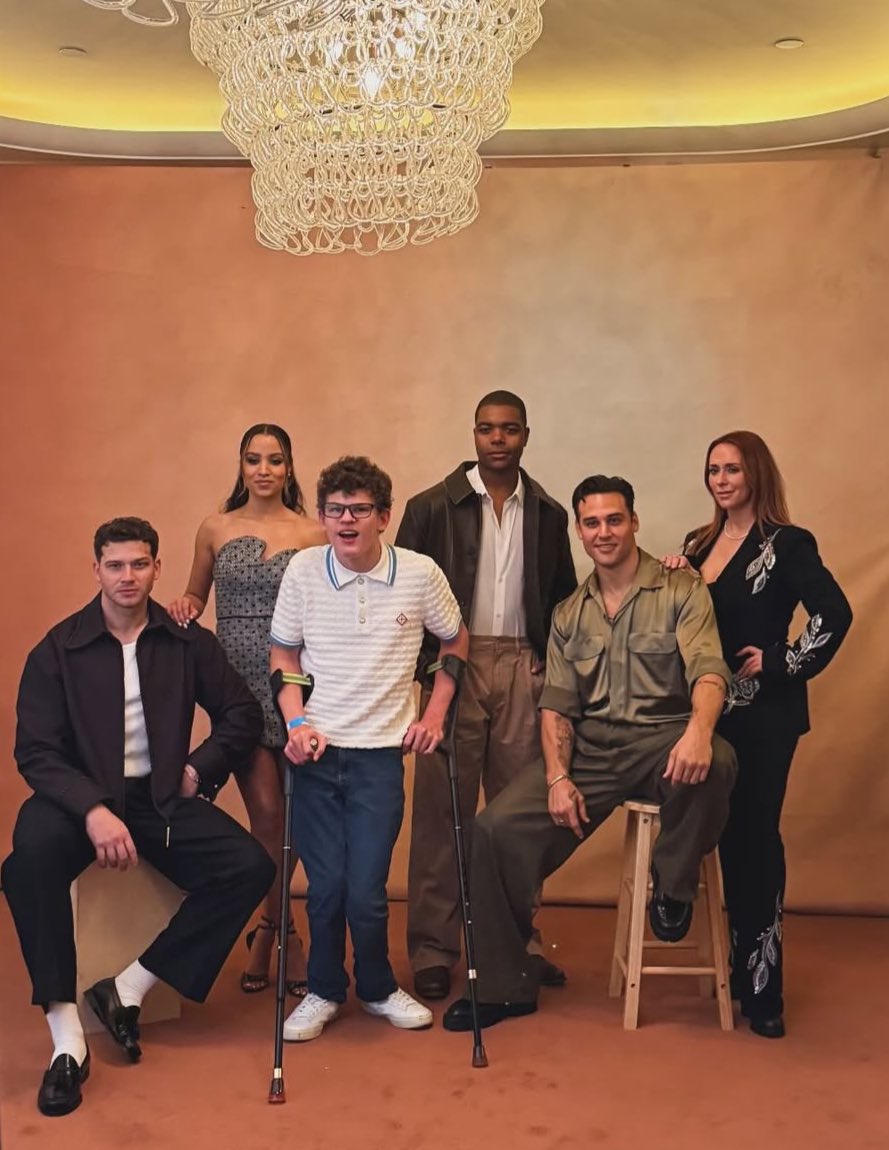 the way this is highkey a family photo...