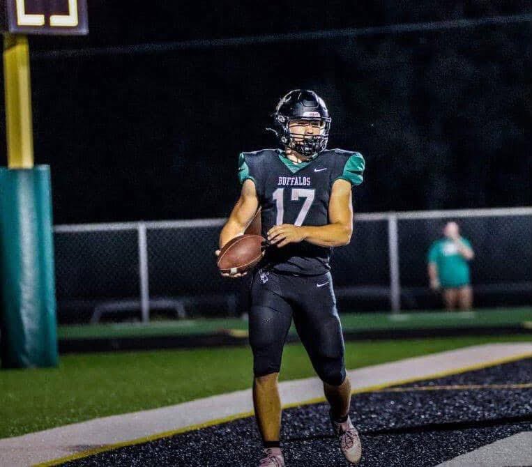 sportsinkansas's tweet photo. 🔥 PARKER SCHWARZ JOINS THE 5,000 YARD CLUB 🔥

Prairie View’s senior RB Parker Schwarz (3A) opened 2025 in historic fashion. The Buffalos piled up 646 yards of offense (545 in the first half!) and Schwarz was unstoppable — 9 carries for 287 yards and 5 TDs in the Week 1 win.

The two-time First Team All-State pick now pushes his career totals to:
🏈 5,270 rushing yards
🏈 68 total touchdowns

Already one of the most dominant players in Kansas, Schwarz has officially stamped his name into the 5,000 yard club while leading a Prairie View team with big goals this fall.

#sportsinkansas

📸: Sarah Ratzlaff