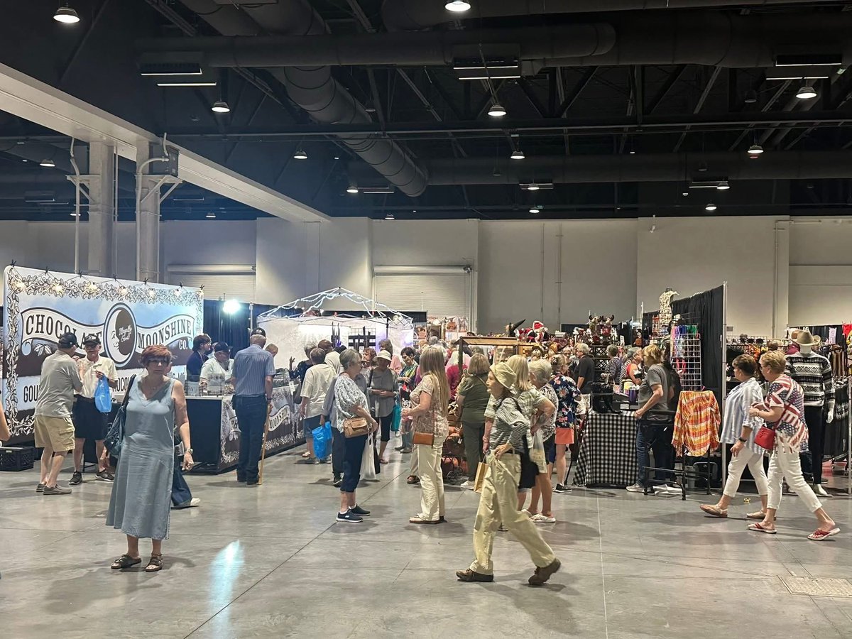 LVCraftShows's tweet photo. Great day 1 at the Expo at World Market today. 
Come see us this weekend. 
Please Vote for us at https://t.co/ZsD82r2T6v, check all boxes, submit.  And please share. Thank you.  ~ Susi - https://t.co/sGxjTKkDng https://t.co/spWMkyRZHj