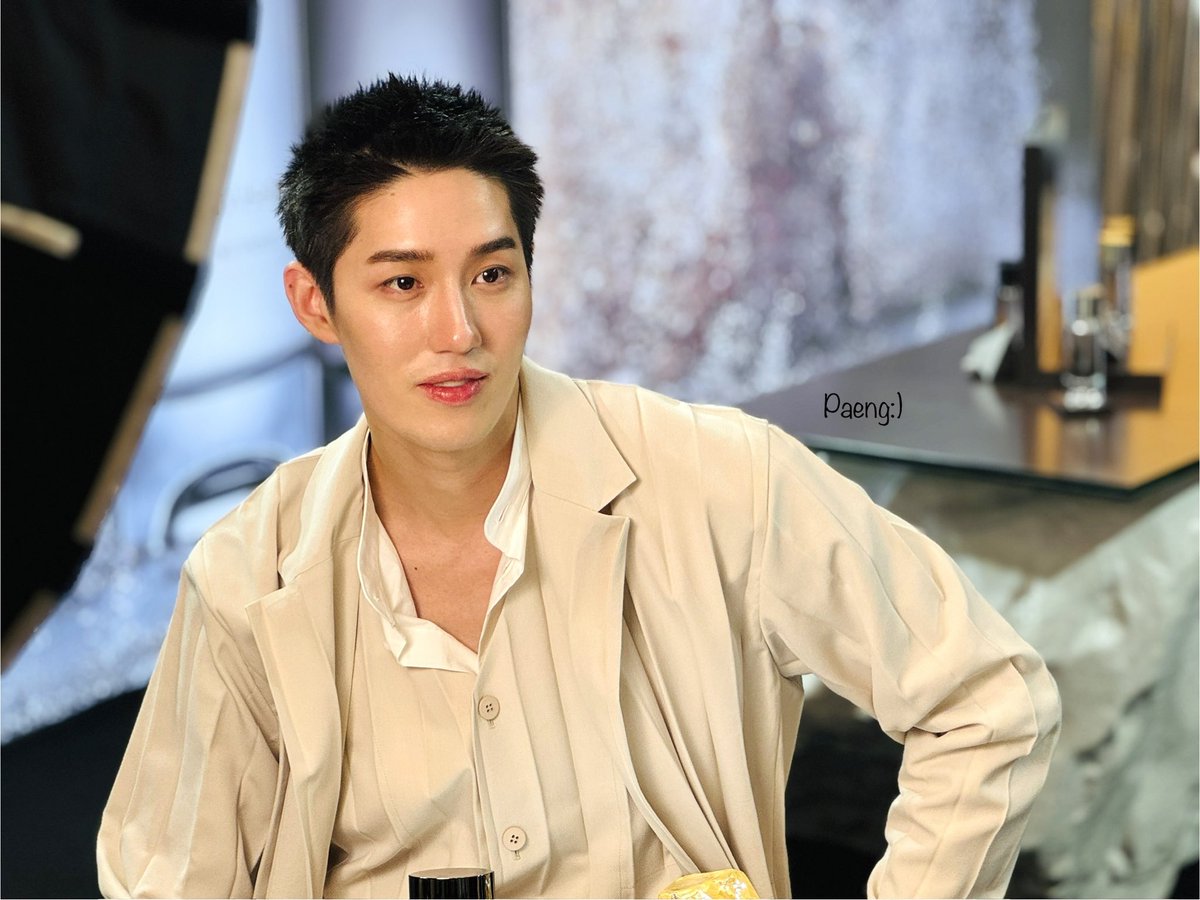 Patcharanin2033's tweet photo. มาเติมต่อในรอบ 5 เดือน ฮีเสิฟฉ่ำมากกกก คุยกับแฟนๆครบ มันดีย์มากกกเยยย 🫶🏻🧡🤍
#thanapob_lee 
#ISSEYMIYAKE https://t.co/WP0BzWT3LR