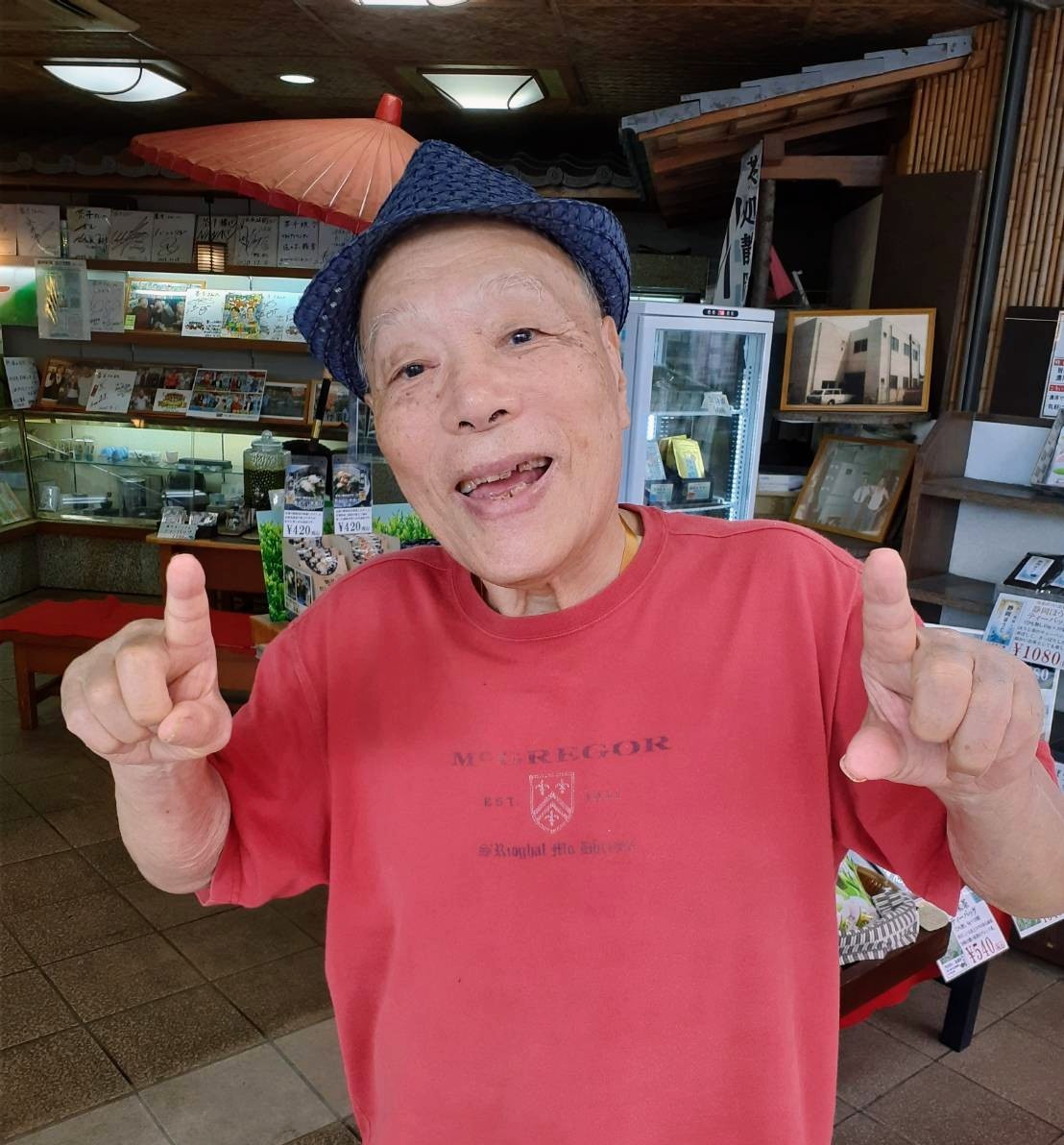 atami_chasen's tweet image. お客様と会話を楽しむおやっさん！

おやっさん『リッチな旅行で羨ましいよ😀』

お客様「リッチじゃなく
身の丈に合った旅行です😀」

おやっさん『利口だね！
身の丈に合わない事は危険なの！

銀行だって収入にあった融資するでしょ！

つまり返済、管理が出来ないって事！』

＃熱海　＃茶千